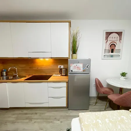 The Maze Apartment *