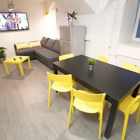 The Maze Apartment *